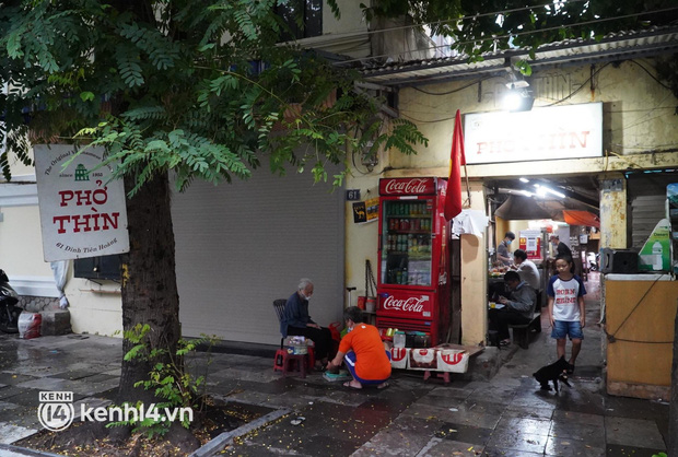 Từ sáng sớm, người dân Hà Nội phấn khởi rủ nhau đi ăn phở tại cửa hàng, 'nhâm nhi' chút lạnh cuối Thu Từ sáng sớm, người dân Hà Nội phấn khởi rủ nhau đi ăn phở tại cửa hàng, 'nhâm nhi' chút lạnh cuối Thu