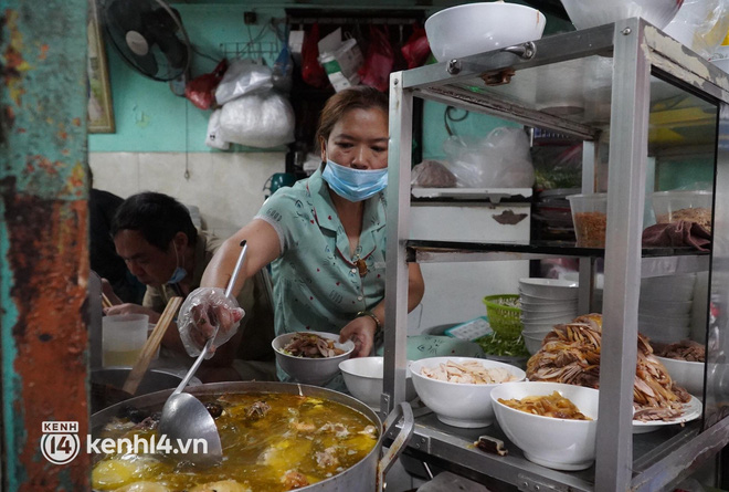 Từ sáng sớm, người dân Hà Nội phấn khởi rủ nhau đi ăn phở tại cửa hàng, 'nhâm nhi' chút lạnh cuối Thu - 3 Từ sáng sớm, người dân Hà Nội phấn khởi rủ nhau đi ăn phở tại cửa hàng, 'nhâm nhi' chút lạnh cuối Thu - 3