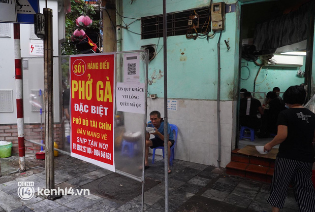 Từ sáng sớm, người dân Hà Nội phấn khởi rủ nhau đi ăn phở tại cửa hàng, 'nhâm nhi' chút lạnh cuối Thu - 5 Từ sáng sớm, người dân Hà Nội phấn khởi rủ nhau đi ăn phở tại cửa hàng, 'nhâm nhi' chút lạnh cuối Thu - 5
