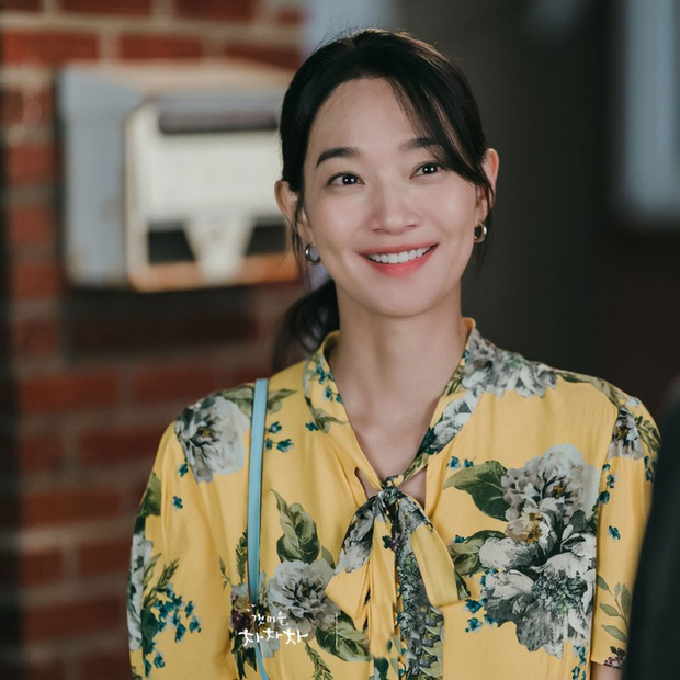 Thời trang nữ chính Hometown Cha-Cha-Cha bị chê vừa già vừa sến: Ủa, đúng chất gái quê mà mọi người ơi! - 3 Thời trang nữ chính Hometown Cha-Cha-Cha bị chê vừa già vừa sến: Ủa, đúng chất gái quê mà mọi người ơi! - 3