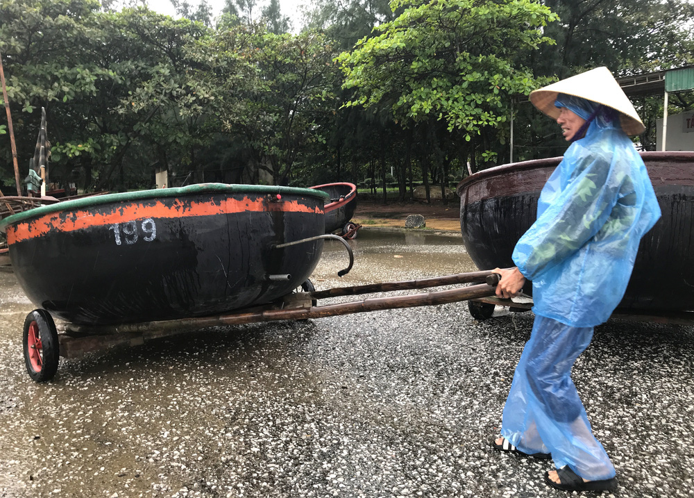 Bão số 8: Sóng cao 5m đang đánh vào bờ biển Nghệ An, hàng trăm khối đất đá sạt lở, đổ xuống quốc lộ - 1 Bão số 8: Sóng cao 5m đang đánh vào bờ biển Nghệ An, hàng trăm khối đất đá sạt lở, đổ xuống quốc lộ - 1
