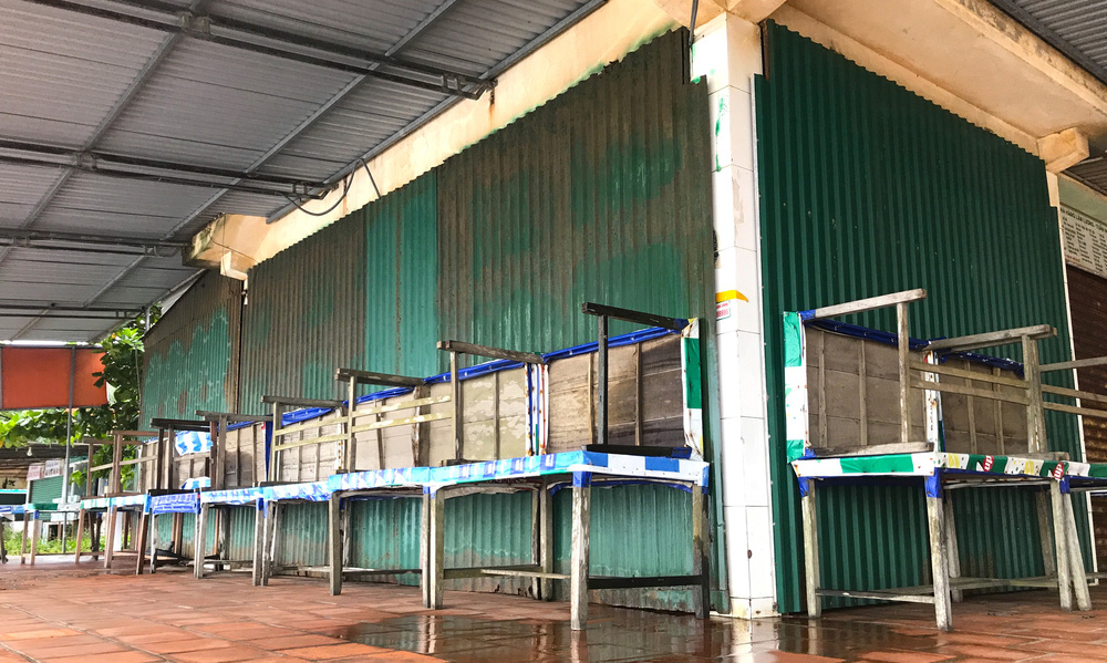 Bão số 8: Sóng cao 5m đang đánh vào bờ biển Nghệ An, hàng trăm khối đất đá sạt lở, đổ xuống quốc lộ - 15 Bão số 8: Sóng cao 5m đang đánh vào bờ biển Nghệ An, hàng trăm khối đất đá sạt lở, đổ xuống quốc lộ - 15