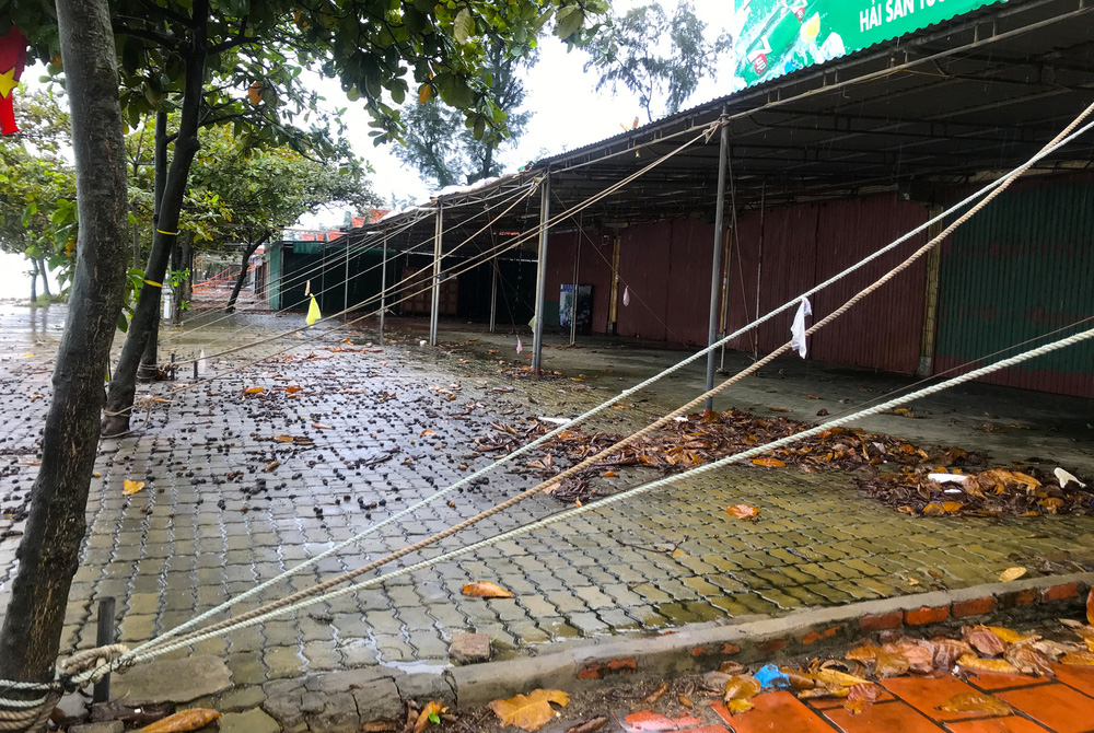 Bão số 8: Sóng cao 5m đang đánh vào bờ biển Nghệ An, hàng trăm khối đất đá sạt lở, đổ xuống quốc lộ - 12 Bão số 8: Sóng cao 5m đang đánh vào bờ biển Nghệ An, hàng trăm khối đất đá sạt lở, đổ xuống quốc lộ - 12