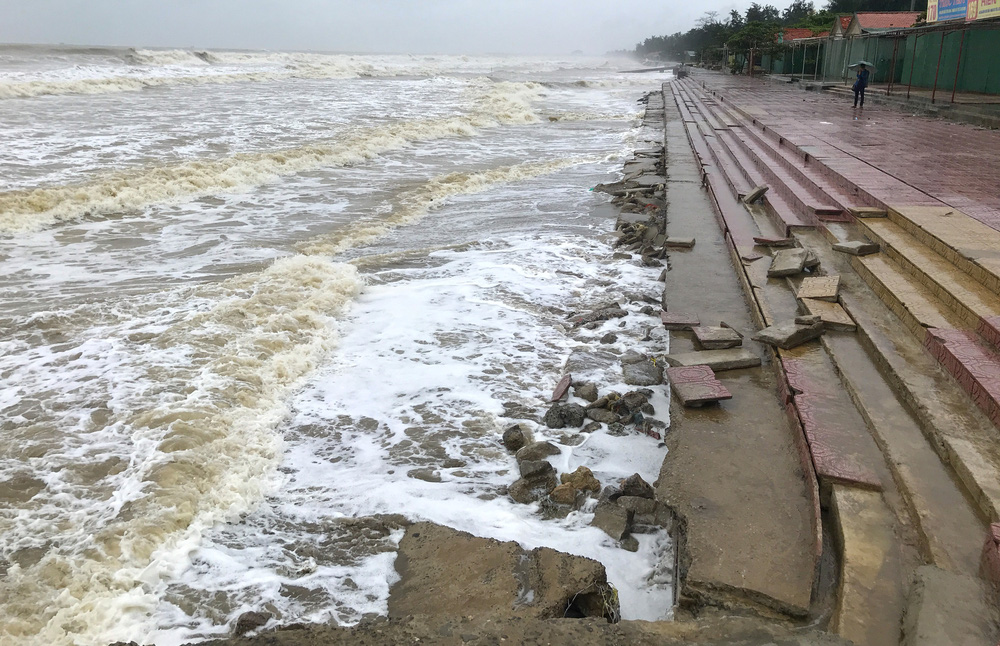Bão số 8: Sóng cao 5m đang đánh vào bờ biển Nghệ An, hàng trăm khối đất đá sạt lở, đổ xuống quốc lộ - 16 Bão số 8: Sóng cao 5m đang đánh vào bờ biển Nghệ An, hàng trăm khối đất đá sạt lở, đổ xuống quốc lộ - 16