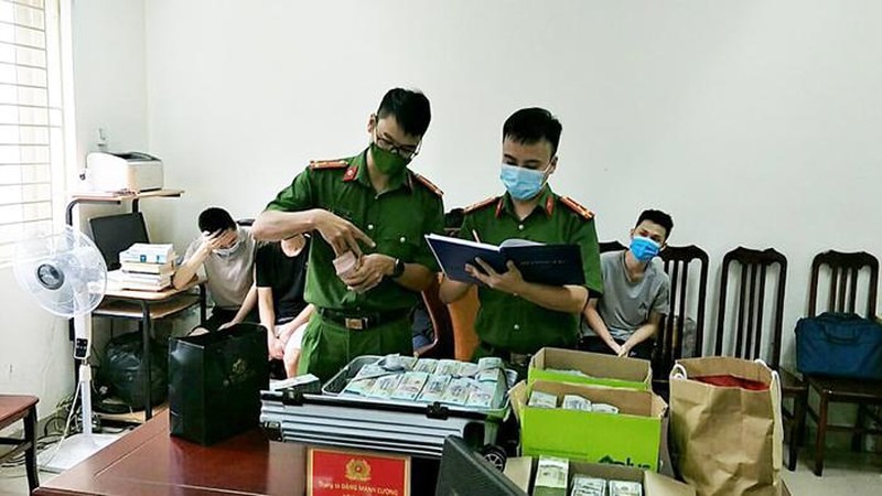 Đường dây đánh bạc trăm tỷ qua mạng tại Hà Nội: Manh mối phá án từ kẻ ôm 800 triệu đồng lang thang giữa đêm Đường dây đánh bạc trăm tỷ qua mạng tại Hà Nội: Manh mối phá án từ kẻ ôm 800 triệu đồng lang thang giữa đêm