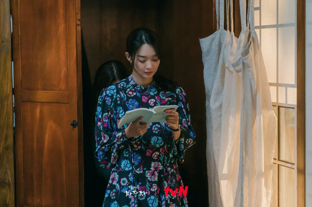Thời trang nữ chính Hometown Cha-Cha-Cha bị chê vừa già vừa sến: Ủa, đúng chất gái quê mà mọi người ơi! - 1 Thời trang nữ chính Hometown Cha-Cha-Cha bị chê vừa già vừa sến: Ủa, đúng chất gái quê mà mọi người ơi! - 1