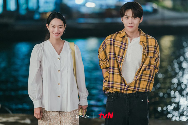 Thời trang nữ chính Hometown Cha-Cha-Cha bị chê vừa già vừa sến: Ủa, đúng chất gái quê mà mọi người ơi! Thời trang nữ chính Hometown Cha-Cha-Cha bị chê vừa già vừa sến: Ủa, đúng chất gái quê mà mọi người ơi!