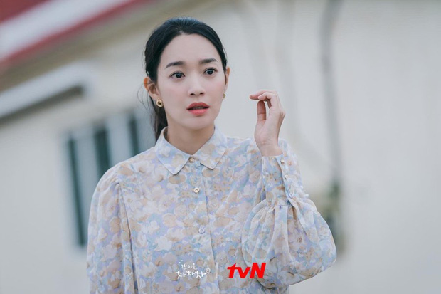 Thời trang nữ chính Hometown Cha-Cha-Cha bị chê vừa già vừa sến: Ủa, đúng chất gái quê mà mọi người ơi! - 4 Thời trang nữ chính Hometown Cha-Cha-Cha bị chê vừa già vừa sến: Ủa, đúng chất gái quê mà mọi người ơi! - 4