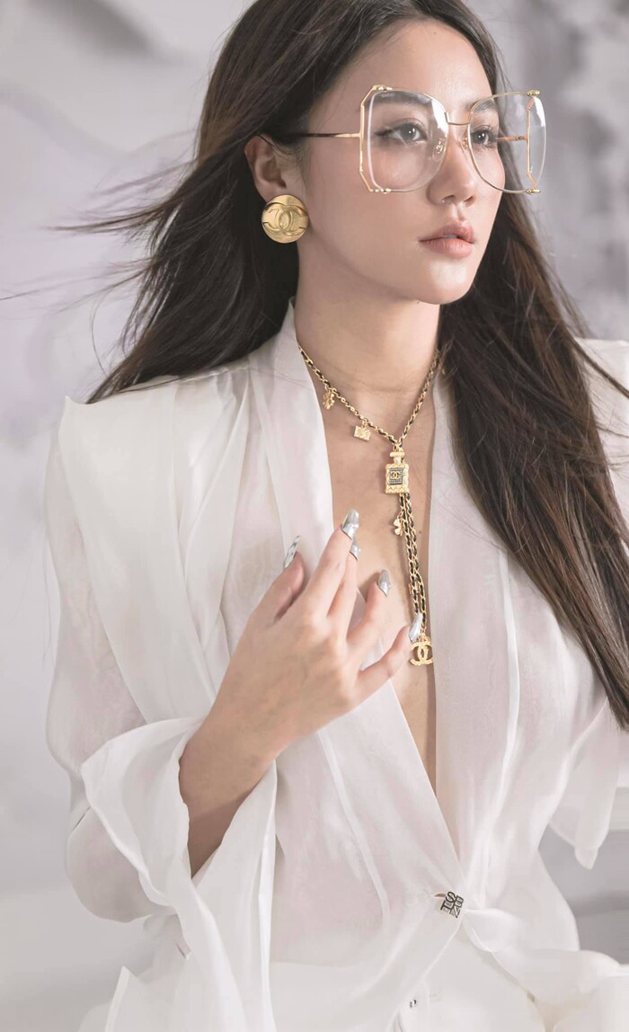 Văn Mai Hương diện áo cổ sâu khoe vòng 1 lấp ló gợi cảm - 4 Văn Mai Hương diện áo cổ sâu khoe vòng 1 lấp ló gợi cảm - 4