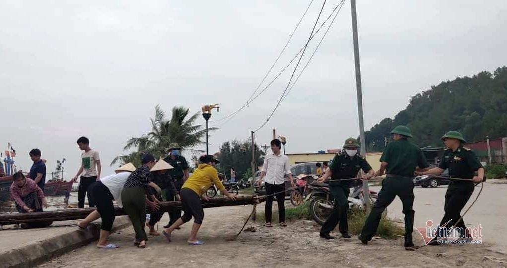 Sóng biển dữ dội ở Thanh Hóa trước khi áp thấp đổ bộ - 9 Sóng biển dữ dội ở Thanh Hóa trước khi áp thấp đổ bộ - 9