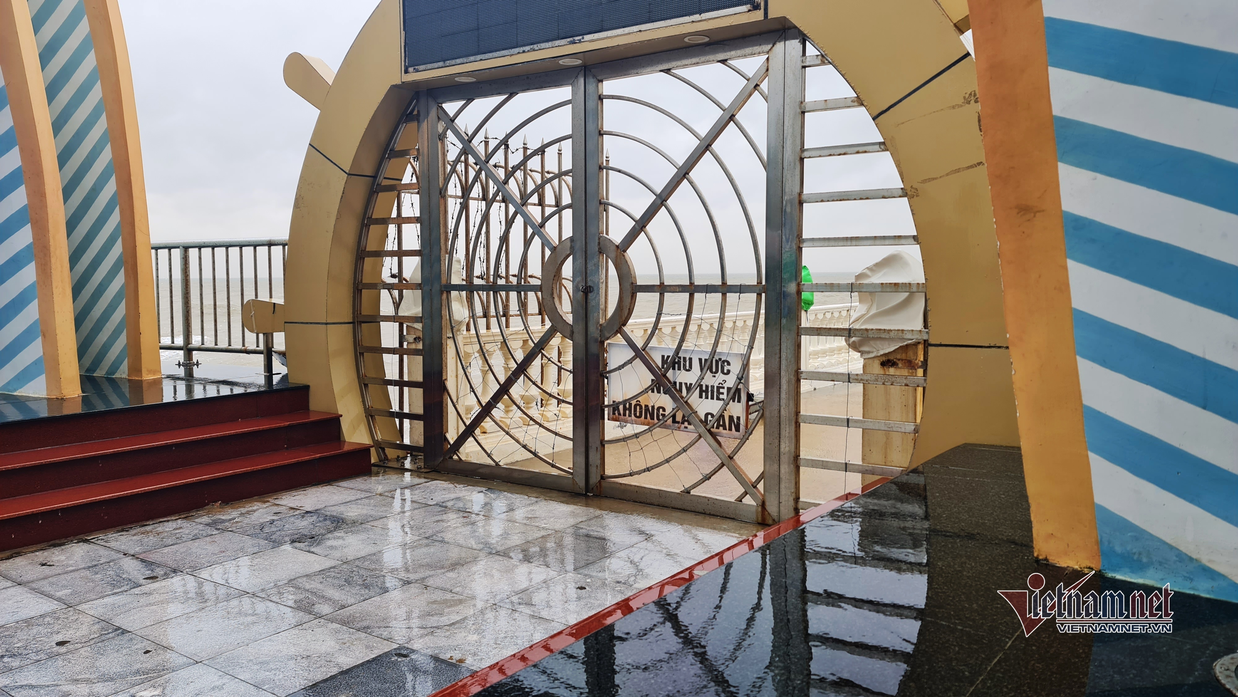 Sóng biển dữ dội ở Thanh Hóa trước khi áp thấp đổ bộ - 6 Sóng biển dữ dội ở Thanh Hóa trước khi áp thấp đổ bộ - 6