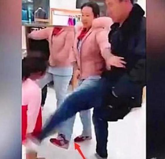 Thấy con gái liên tục gào khóc rồi đá vào chân mẹ, bố làm 1 việc khiến mọi người xung quanh vỗ tay tán thưởng - 1 Thấy con gái liên tục gào khóc rồi đá vào chân mẹ, bố làm 1 việc khiến mọi người xung quanh vỗ tay tán thưởng - 1