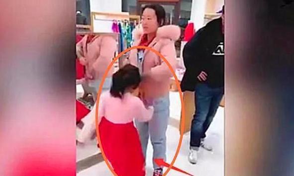 Thấy con gái liên tục gào khóc rồi đá vào chân mẹ, bố làm 1 việc khiến mọi người xung quanh vỗ tay tán thưởng Thấy con gái liên tục gào khóc rồi đá vào chân mẹ, bố làm 1 việc khiến mọi người xung quanh vỗ tay tán thưởng