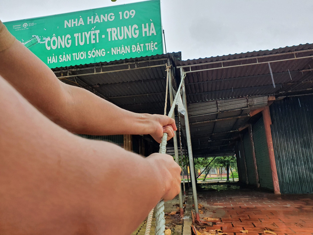 Bão số 8: Sóng cao 5m đang đánh vào bờ biển Nghệ An, hàng trăm khối đất đá sạt lở, đổ xuống quốc lộ - 13 Bão số 8: Sóng cao 5m đang đánh vào bờ biển Nghệ An, hàng trăm khối đất đá sạt lở, đổ xuống quốc lộ - 13