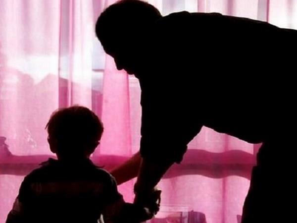 Con trai nằm viện được bệnh nhân lớn tuổi dắt đi vệ sinh hộ, bố mẹ khóc ngất khi biết hành động sau lời hứa mua mì cho đứa trẻ của gã Con trai nằm viện được bệnh nhân lớn tuổi dắt đi vệ sinh hộ, bố mẹ khóc ngất khi biết hành động sau lời hứa mua mì cho đứa trẻ của gã