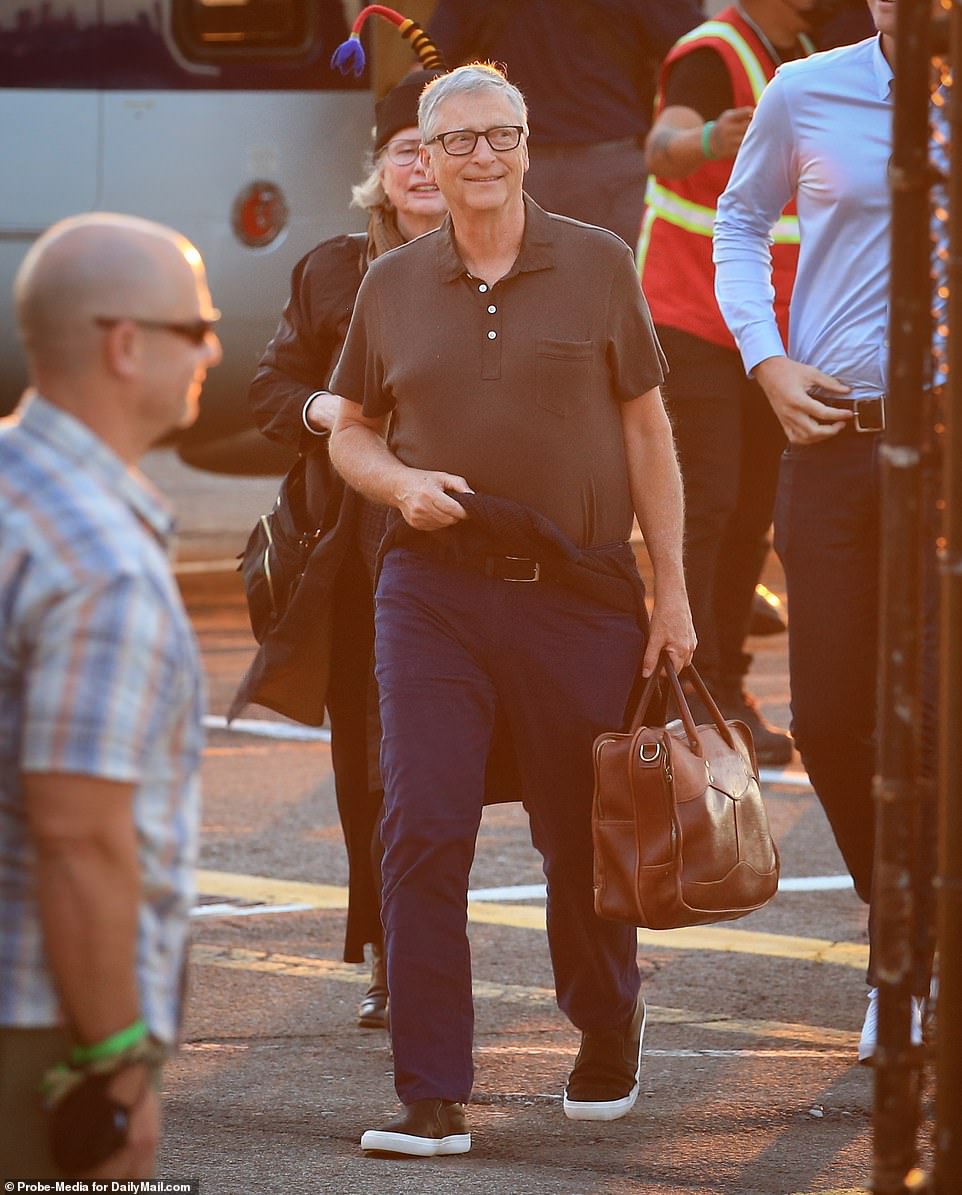 Tỷ phú Bill Gates 'bỏ rơi' người tình đi dự hôn lễ con gái, nhan sắc diễm lệ của ái nữ cùng hôn phu cực phẩm gây chú ý - 2 Tỷ phú Bill Gates 'bỏ rơi' người tình đi dự hôn lễ con gái, nhan sắc diễm lệ của ái nữ cùng hôn phu cực phẩm gây chú ý - 2
