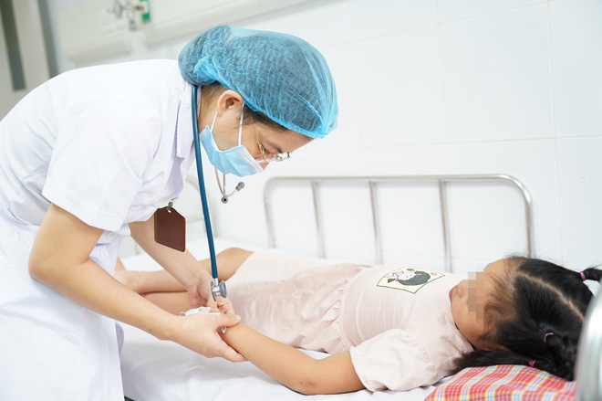 Bé gái 9 tuổi tại Hà Nội nguy kịch vì sốt xuất huyết: Bác sĩ gửi lời cảnh báo khẩn thiết tới phụ huynh - 1 Bé gái 9 tuổi tại Hà Nội nguy kịch vì sốt xuất huyết: Bác sĩ gửi lời cảnh báo khẩn thiết tới phụ huynh - 1