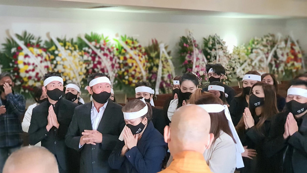 Còn nỗi đau nào đau hơn với Việt Hương: Xong tang sự Phi Nhung lại chịu tang mẹ nuôi tại Mỹ đúng ngày sinh nhật - 3 Còn nỗi đau nào đau hơn với Việt Hương: Xong tang sự Phi Nhung lại chịu tang mẹ nuôi tại Mỹ đúng ngày sinh nhật - 3