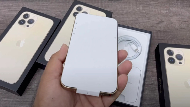 Chuyện chưa từng có: Khách mua iPhone 13 ở Việt Nam buộc phải khui hộp và kích hoạt ngay ở cửa hàng? Chuyện chưa từng có: Khách mua iPhone 13 ở Việt Nam buộc phải khui hộp và kích hoạt ngay ở cửa hàng?