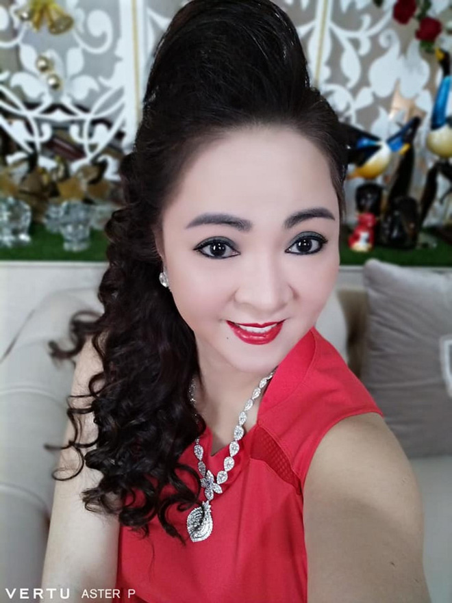 Bà trùm Đại Nam nói gì sau khi xem lại ảnh mình bị chụp lén rồi tung lên mạng 'bóc' nhan sắc đời thường? - 1 Bà trùm Đại Nam nói gì sau khi xem lại ảnh mình bị chụp lén rồi tung lên mạng 'bóc' nhan sắc đời thường? - 1
