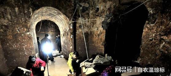 Tốn 20 năm cuộc đời đào trộm mộ, người đàn ông chưa kịp hưởng phú quý bỗng bị tóm cổ mất trắng, tất cả là do 2 chữ... tin đồn - 5 Tốn 20 năm cuộc đời đào trộm mộ, người đàn ông chưa kịp hưởng phú quý bỗng bị tóm cổ mất trắng, tất cả là do 2 chữ... tin đồn - 5
