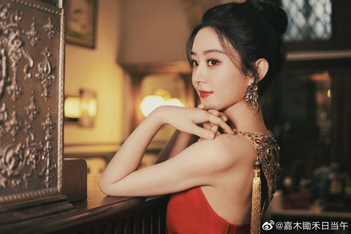 Triệu Lệ Dĩnh khoe body siêu quyến rũ, góc nghiêng thần thánh khiến fan u mê - 1 Triệu Lệ Dĩnh khoe body siêu quyến rũ, góc nghiêng thần thánh khiến fan u mê - 1