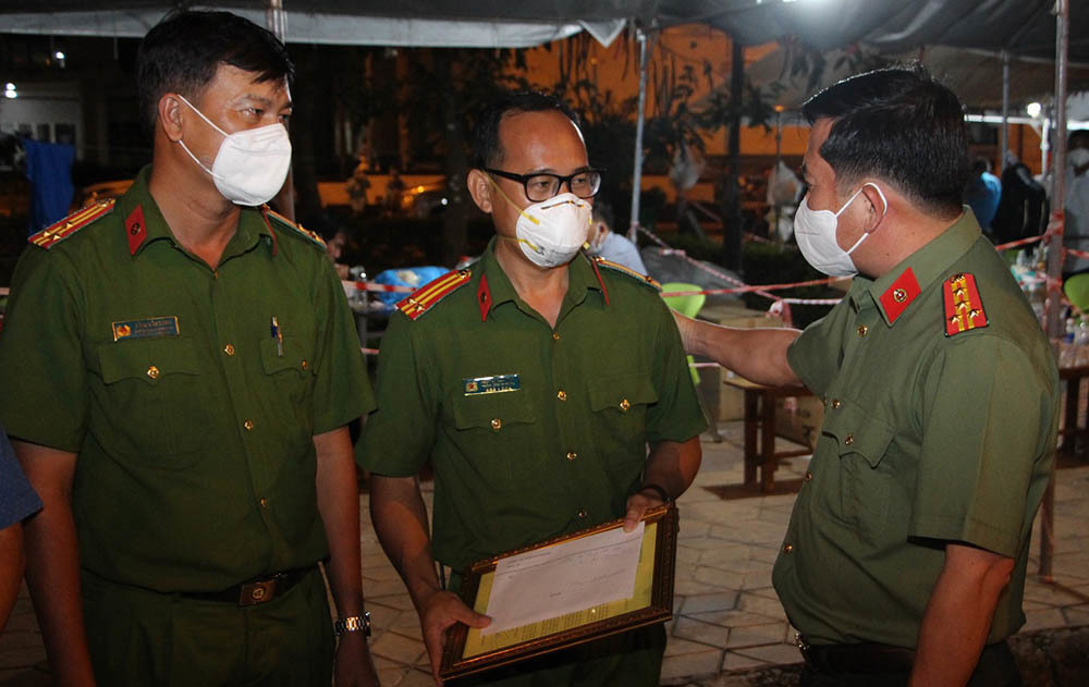 Vượt hơn 200km từ TP.HCM tới quê thì cha mất, Trung tá công an 'phá lệ' đưa thanh niên kịp về nhìn mặt lần cuối Vượt hơn 200km từ TP.HCM tới quê thì cha mất, Trung tá công an 'phá lệ' đưa thanh niên kịp về nhìn mặt lần cuối