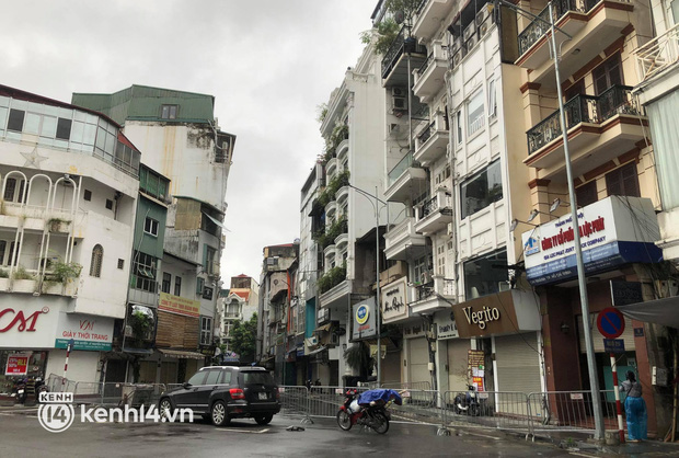 Hà Nội: Chốt chặn 2 đầu phố Đình Ngang sau khi ghi nhận ca test nhanh dương tính SARS-CoV-2 đi lại nhiều nơi - 1 Hà Nội: Chốt chặn 2 đầu phố Đình Ngang sau khi ghi nhận ca test nhanh dương tính SARS-CoV-2 đi lại nhiều nơi - 1