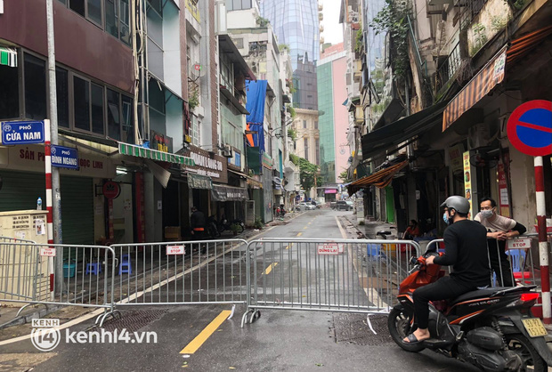 Hà Nội: Chốt chặn 2 đầu phố Đình Ngang sau khi ghi nhận ca test nhanh dương tính SARS-CoV-2 đi lại nhiều nơi Hà Nội: Chốt chặn 2 đầu phố Đình Ngang sau khi ghi nhận ca test nhanh dương tính SARS-CoV-2 đi lại nhiều nơi