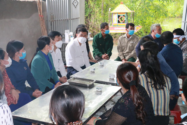 Vụ học sinh lớp 5 tử vong khi học trực tuyến: Trong nhà có 1 can đựng xăng, trong đó còn khoảng một cốc xăng - 2 Vụ học sinh lớp 5 tử vong khi học trực tuyến: Trong nhà có 1 can đựng xăng, trong đó còn khoảng một cốc xăng - 2