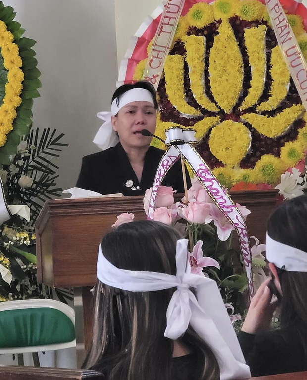 NS Việt Hương khóc đến mắt sưng húp, tiều tuỵ trong ngày tiễn đưa mẹ nuôi về nơi an nghỉ cuối cùng ở Mỹ! - 1 NS Việt Hương khóc đến mắt sưng húp, tiều tuỵ trong ngày tiễn đưa mẹ nuôi về nơi an nghỉ cuối cùng ở Mỹ! - 1