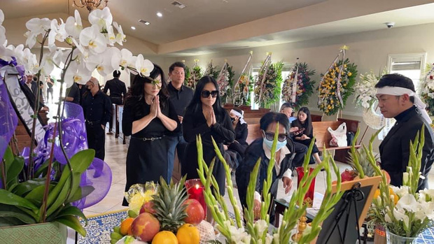 NS Việt Hương khóc đến mắt sưng húp, tiều tuỵ trong ngày tiễn đưa mẹ nuôi về nơi an nghỉ cuối cùng ở Mỹ! - 3 NS Việt Hương khóc đến mắt sưng húp, tiều tuỵ trong ngày tiễn đưa mẹ nuôi về nơi an nghỉ cuối cùng ở Mỹ! - 3