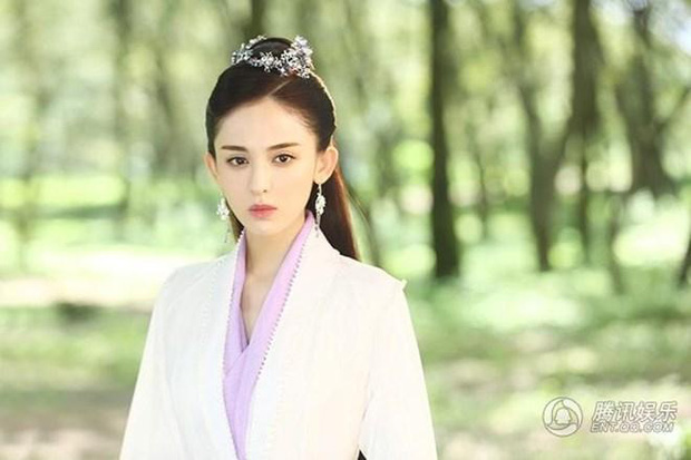 Một mỹ nhân Tân Cương lộ ngực phản cảm ở liên tiếp 3 phim lớn, ngại mặc đồ lót vì nóng hay 'nghiện' khoe thân đến phát rồ? Một mỹ nhân Tân Cương lộ ngực phản cảm ở liên tiếp 3 phim lớn, ngại mặc đồ lót vì nóng hay 'nghiện' khoe thân đến phát rồ?