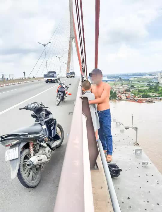 Vừa ly hôn, người đàn ông ôm con định nhảy cầu Cần Thơ tự tử Vừa ly hôn, người đàn ông ôm con định nhảy cầu Cần Thơ tự tử