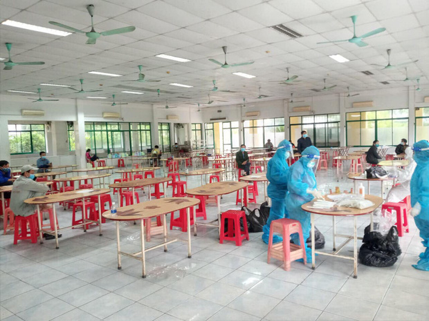 2 vợ chồng nhiễm Covid-19 sau ngày họp phụ huynh: Thêm 5 công nhân liên hoan cùng người chồng dương tính 2 vợ chồng nhiễm Covid-19 sau ngày họp phụ huynh: Thêm 5 công nhân liên hoan cùng người chồng dương tính