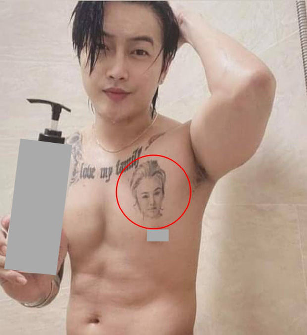Một nam nghệ sĩ gây sốc khi chụp ảnh nude 100% trước gương, chỉ che chắn độc vùng nhạy cảm - 2 Một nam nghệ sĩ gây sốc khi chụp ảnh nude 100% trước gương, chỉ che chắn độc vùng nhạy cảm - 2