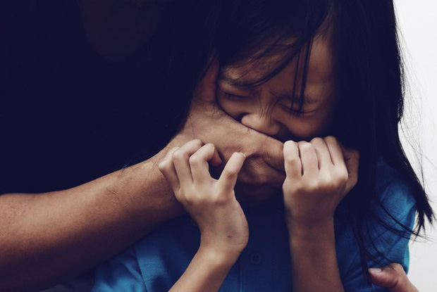 Con gái mách chuyện bị bố ép uống thuốc ho, người mẹ chất vấn mới bàng hoàng biết chuyện động trời xảy ra trong nhà suốt 2 năm qua - 1 Con gái mách chuyện bị bố ép uống thuốc ho, người mẹ chất vấn mới bàng hoàng biết chuyện động trời xảy ra trong nhà suốt 2 năm qua - 1