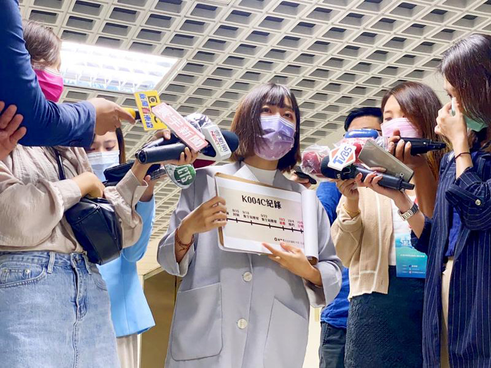 Nghi án tiêm vaccine AstraZeneca hết hạn cho dân rúng động đảo Đài Loan: Chính quyền lý giải sai sót Nghi án tiêm vaccine AstraZeneca hết hạn cho dân rúng động đảo Đài Loan: Chính quyền lý giải sai sót