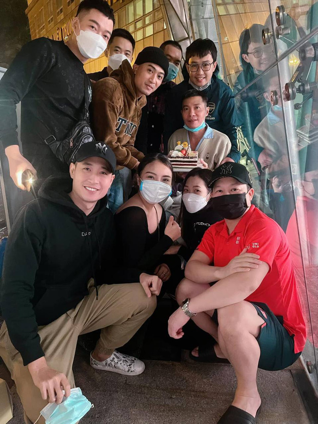 NS Công Lý lần đầu lộ diện sau 3 tháng tai nạn phải nhập viện, hạnh phúc rõ khi được dàn diễn viên đến thăm mừng sinh nhật - 1 NS Công Lý lần đầu lộ diện sau 3 tháng tai nạn phải nhập viện, hạnh phúc rõ khi được dàn diễn viên đến thăm mừng sinh nhật - 1