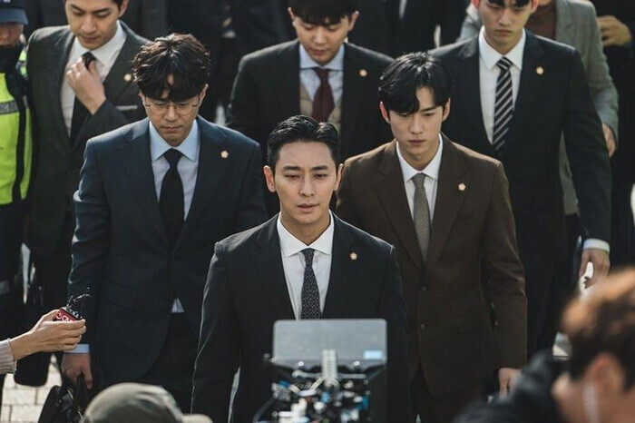 Joo Ji Hoon và đoàn phim bị ong vò vẽ tấn công ở phim trường: 13 người phải nhập viện cấp cứu - 3 Joo Ji Hoon và đoàn phim bị ong vò vẽ tấn công ở phim trường: 13 người phải nhập viện cấp cứu - 3