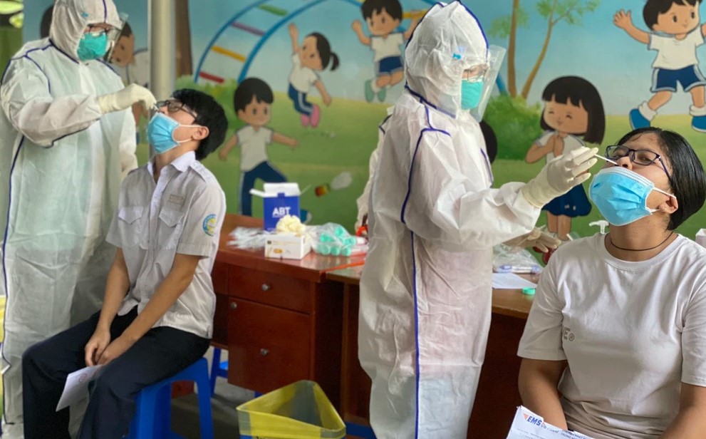 'Ổ dịch' liên quan đôi vợ chồng dương tính sau khi đi họp phụ huynh: Tăng lên gần 50 ca nhiễm 'Ổ dịch' liên quan đôi vợ chồng dương tính sau khi đi họp phụ huynh: Tăng lên gần 50 ca nhiễm