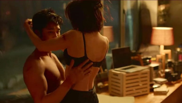 Han So Hee lại gây sốc với phim 19+ táo bạo, để bạn diễn lột áo khoe trọn cơ thể trước ống kính - 3 Han So Hee lại gây sốc với phim 19+ táo bạo, để bạn diễn lột áo khoe trọn cơ thể trước ống kính - 3