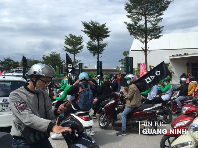 Nóng: Hàng trăm người đang tham gia Squid Game được tổ chức ở Hạ Long, logo mặt nạ thì đúng nhưng trang phục thấy 'sai sai' - 5 Nóng: Hàng trăm người đang tham gia Squid Game được tổ chức ở Hạ Long, logo mặt nạ thì đúng nhưng trang phục thấy 'sai sai' - 5