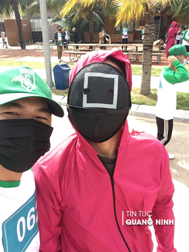 Nóng: Hàng trăm người đang tham gia Squid Game được tổ chức ở Hạ Long, logo mặt nạ thì đúng nhưng trang phục thấy 'sai sai' - 3 Nóng: Hàng trăm người đang tham gia Squid Game được tổ chức ở Hạ Long, logo mặt nạ thì đúng nhưng trang phục thấy 'sai sai' - 3