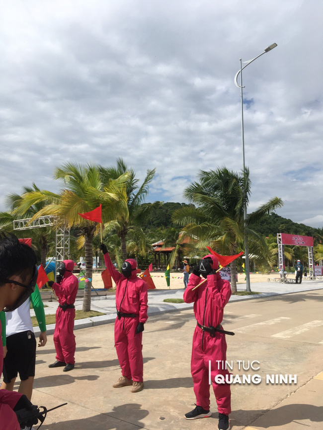Nóng: Hàng trăm người đang tham gia Squid Game được tổ chức ở Hạ Long, logo mặt nạ thì đúng nhưng trang phục thấy 'sai sai' - 4 Nóng: Hàng trăm người đang tham gia Squid Game được tổ chức ở Hạ Long, logo mặt nạ thì đúng nhưng trang phục thấy 'sai sai' - 4