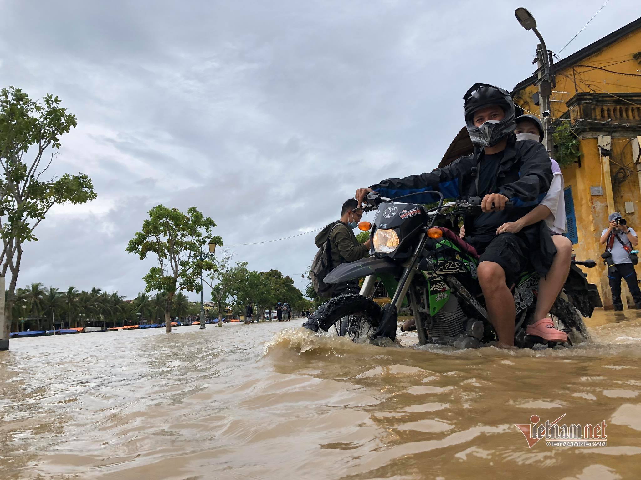 Lũ đổ về nhanh, phố cổ Hội An ngập nhiều nơi - 4 Lũ đổ về nhanh, phố cổ Hội An ngập nhiều nơi - 4