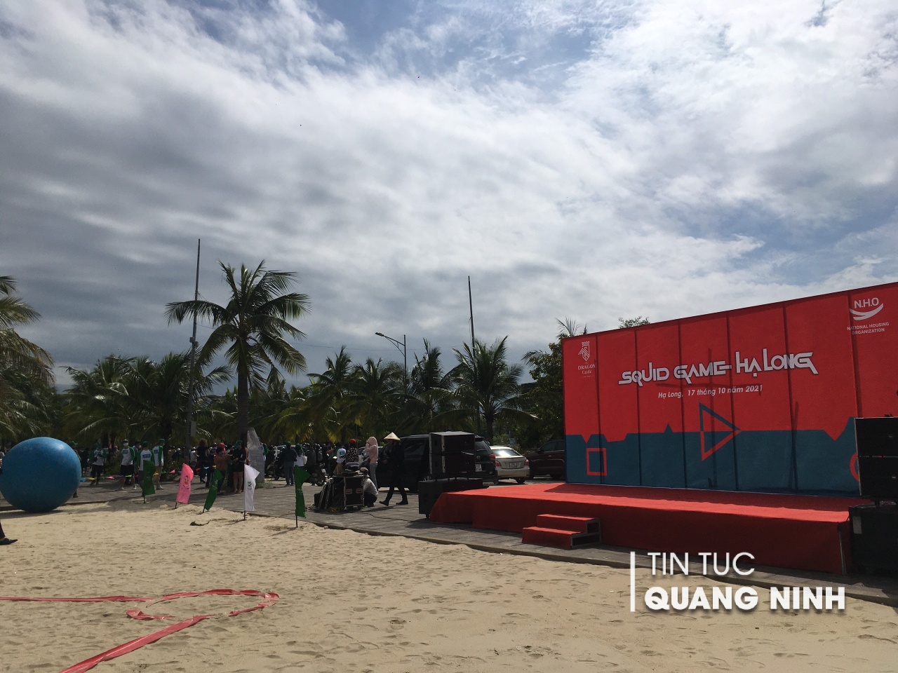 Nóng: Hàng trăm người đang tham gia Squid Game được tổ chức ở Hạ Long, logo mặt nạ thì đúng nhưng trang phục thấy 'sai sai' - 2 Nóng: Hàng trăm người đang tham gia Squid Game được tổ chức ở Hạ Long, logo mặt nạ thì đúng nhưng trang phục thấy 'sai sai' - 2