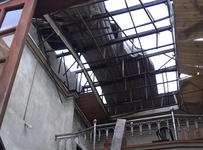 Lốc xoáy làm tốc mái hàng chục nhà dân giữa đêm khuya - 3 Lốc xoáy làm tốc mái hàng chục nhà dân giữa đêm khuya - 3