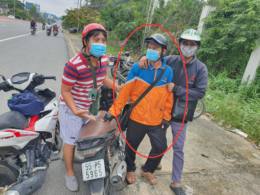 Đội hiệp sĩ bắt được đối tượng trộm hơn 300 triệu đồng của tài xế quên khoá cửa xe Đội hiệp sĩ bắt được đối tượng trộm hơn 300 triệu đồng của tài xế quên khoá cửa xe