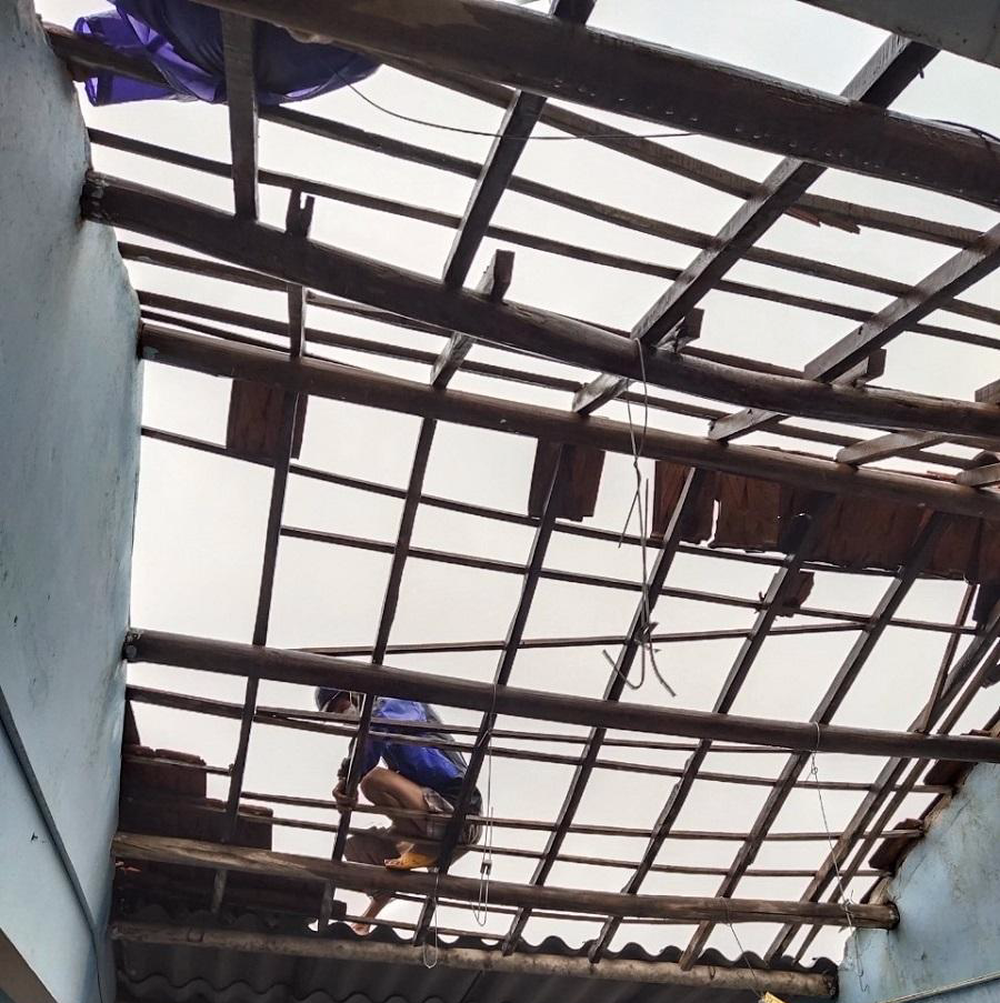 Miền Trung mưa bão dữ dội, nhiều người mất tích, lốc xoáy hàng chục nhà tốc mái - 3 Miền Trung mưa bão dữ dội, nhiều người mất tích, lốc xoáy hàng chục nhà tốc mái - 3